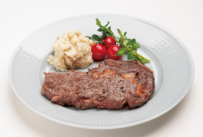 ニュージーランド牧草牛のおいしさを味わうには、シンプルなステーキがいちばん。