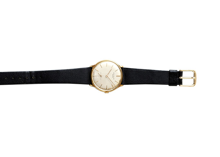 大映製作の『浮草』を撮影した際に、同社の社長からプレゼントされた腕時計。小津の太い腕には似合わないと、撮影仲間からの反応はイマイチだったとか。「浮草」の刻印入り。