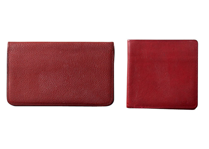 小津が最も好んだ色の一つとして赤が挙げられる。まるで女性モノのような真っ赤な財布を愛用していたというのは、なんとも象徴的な事実といえそうだ。右は小銭ケース、左は札入れ。