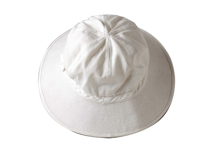 真っ白なピケ帽は小津家に残っていた新品。ほかにも小津が愛用した数点のピケ帽が発見されているが、未使用のものは稀少。シャツやスーツ同様、このピケ帽も一度に大量に発注していた。