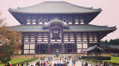 小学校の修学旅行以来、取材先の奈良にある東大寺の大仏殿を観てきました。小学生当時はまだ世界で一番大きな木造建築だっただろう。子供なりに大きな建造物と思っていたが、今回、再び観て、あらためてその巨大さにビックリ。距離とか高さの感覚がズレる、奇妙な感覚に襲われる建物でありました。