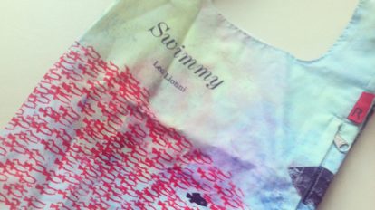 余談ですが、「スイミー」好きが高じてこんなトートバックまで持ってます。おっさんになってから買いました。でも、持ち歩くたびに知らない子供たちが寄ってきてなにかと大変だったので、今は社内打合せ用に使っています……。