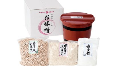 セット内容・国産米の米こうじ1㎏、北海道産大豆「トヨハルカ」1㎏、国産塩500g、樽1個、ふた1枚。3,680円。購入は、http://www.rakuten.co.jp/hikarimiso/（ひかり味噌☎03・5940・8853）