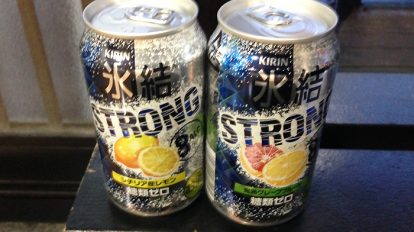 1897_fromeditors | 坂上忍さんの取材には撮影用というワケではなく、インタビューがスムーズに進むよう、坂上さんが愛飲している缶チューハイを用意しました。酔わせてしゃべらせよう作戦…。