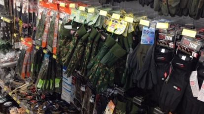 ソックス、インソール、お手入れ用のクリームなど訓練に欠かせない装備品がずらり。手袋だけでこの種類！