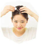 1. 週1～2回程度、洗髪前の乾いた頭皮全体に適量を塗布。