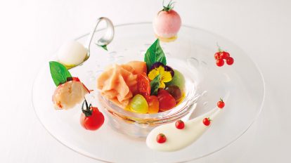 ランチコース￥5,000（税込み、ほかパン代￥540）の“選べる4皿”の前菜として春から夏にかけ登場。日本各地から取り寄せた15種類の有機トマトを使用している。