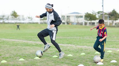 公園で息子と本気でトレーニングをする、Jazzy SportのMASAYA FANTASISTAさん。父親の理想的な在り方として、お手本にさせていただきます！（写真・三浦安間）