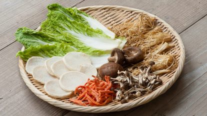 野菜を切ってザルなどにのせ、風通しがよく直射日光があたる場所に置いておくだけ。簡単にできる干し野菜、是非、お試しを。