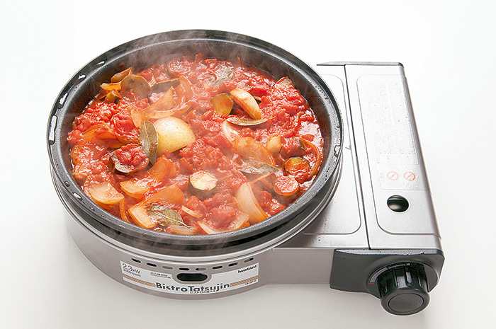 ラタトゥイユは、茄子、ズッキーニ、玉ねぎ、パプリカなどをオリーブオイルで炒めて、トマト缶を加え、煮るだけ。