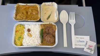 写真はブータンエアラインズの機内食。カレー２種と、サイドディッシュにエマ・ダツィ。思わずおかわりしてしまう美味しさ！　© Tetsuya Ito