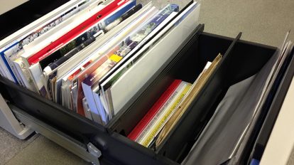 まだ担当になって一冊目なのに、既に様々な製品資料（画面左側）にスペースを奪われた引き出し。ちゃんと、全部読んでます……。