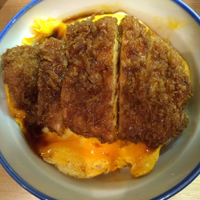 帰国後、まず食べに行ったのは、渋谷「瑞兆」のカツ丼。その後も辛くなったときは、揚げ物に救いを求める。体重も増える。
