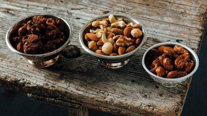 『Groovy Nuts』のフレーバーナッツ（左から、カカオ、ベーコンスモークド、ローストハニー）各S（50g）￥380　M（100g）￥750　L（150g）￥1,100　J（300g）￥2,200