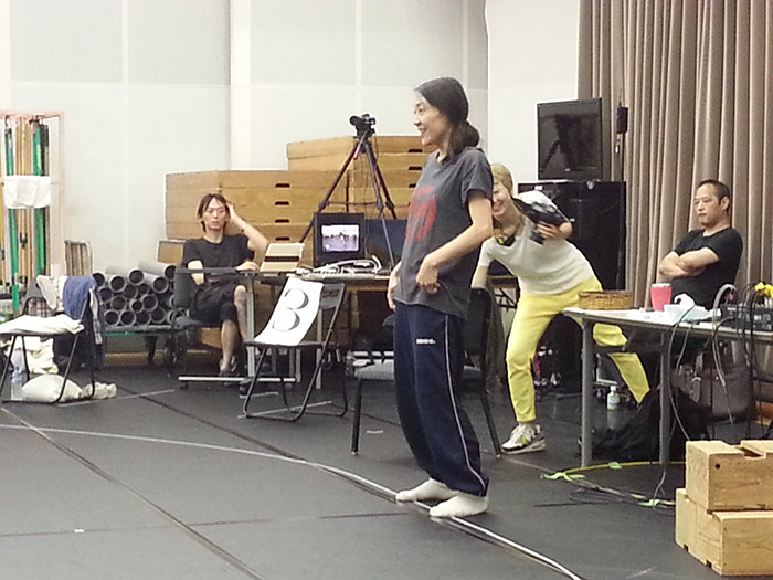 ピナ バウシュ ヴッパタール舞踏団で活躍する瀬山亜津咲さんが指導。さすがプロだけあって身体の動きだけで空間の雰囲気が変わります。