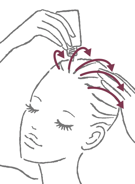 ノズルを当てて額の生え際から後頭部まで、頭皮全体に行き渡るように5本の線を描きながら塗布した後、マッサージで浸透させる。
