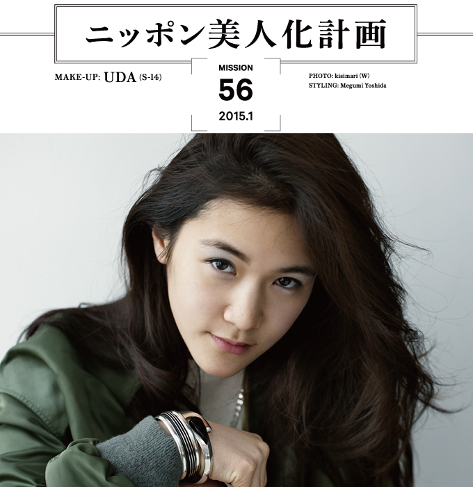 L-2Bジャケット¥65,000(フミカ_ウチダ | クリフ)/ノースリーブのサーマルトップ ¥3,900、シルバーのチェーンネックレス ¥39,000、シルバーのバングル ¥58,000(以上ジャンティーク)- Text: Ryoko Kobayashi