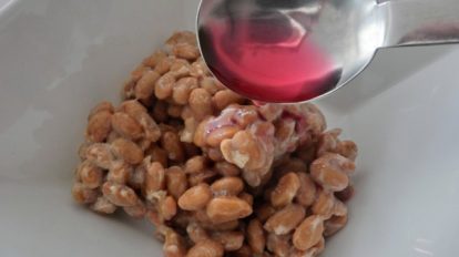 最近、納豆にタレをかけるのを控えめにして、かわりにお酢をかけたりしています。梅酢を少し混ぜるのも、結構おいしいんですよ。