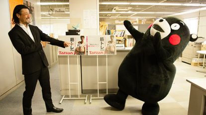 小誌編集長のメタボ指摘に、のけぞるくまモン。