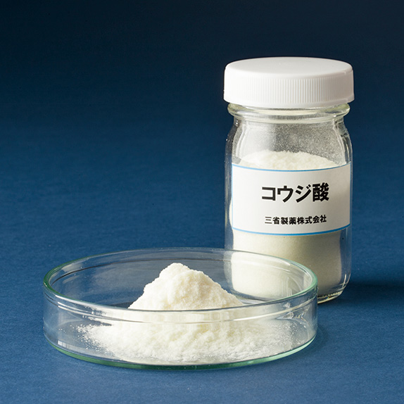 コウジ酸は麴菌がつくる発酵代謝物。麴菌を培養したものから取り出す。1988年に美白有効成分として承認された。