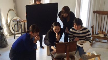 anan-editors-1946-2 | 撮影が終わり、写真を楽しそうに眺める比留川さん。素敵なシーンをたくさん、ありがとうございました！