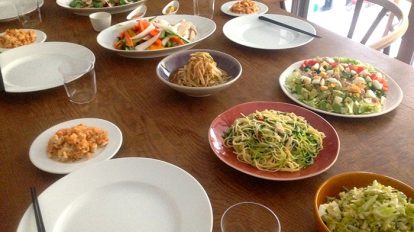 こちらが監修の植松良枝さんに作っていただいた料理の数々。 のどかな平日に鶏肉パーティを催しました。