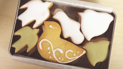 anan-editors-1951-3 | 取材中、石橋さんが「これ食べていい？」とつまんだのが『菓子工房ルスルス』の鳥の形をしたクッキー。意外とかわいいものがお好き？　