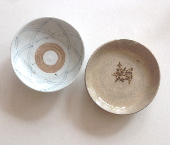 『古民藝もりた』で買った美濃の皿と目白の『古道具坂田』で手に入れた、くらわんかの小皿。まさか自分が江戸時代のものを使う日が来るとは…。決して高いものじゃありません。