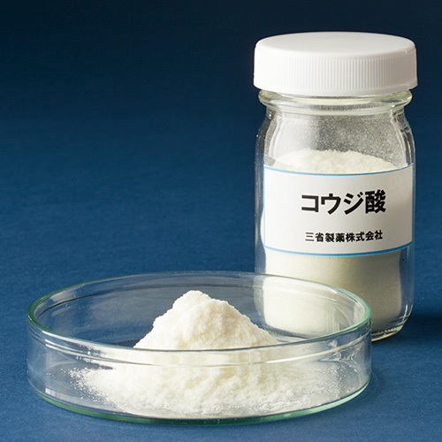 コウジ酸は麴菌がつくる発酵代謝物。三省製薬の化粧品のほか、国内外の化粧品メーカーに美白成分として供給されている。