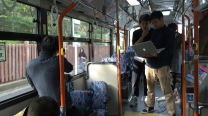 表紙撮影中。なんと路線バス貸し切り！