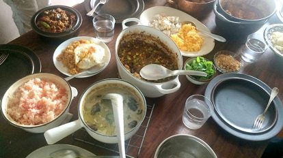 anan1958号：From editors：誌面では紹介しきれなかった料理家さん愛用の調味料を特別公開！ | カレーページの試食前のテーブルをパチリ。残ったカレーをどうやって食べるとおいしいか問題にも対応したレシピ付きです！