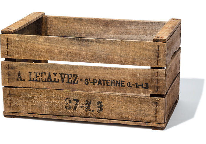 ヴィンテージの木箱 W54×D35×H30㎝￥9,000（The Tastemakers＆Co.☎03･5466･6656）