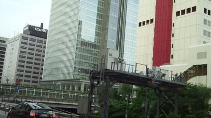 anan 1964号：From Editors 編集部リレー日誌：年齢を重ねても、なんてったってアイドル。円熟しないところがモックンの最大の魅力。 | モックンがいないと、ただの高速道路の横のビル群。撮影日は梅雨の合間の晴れの日でした。よかった！