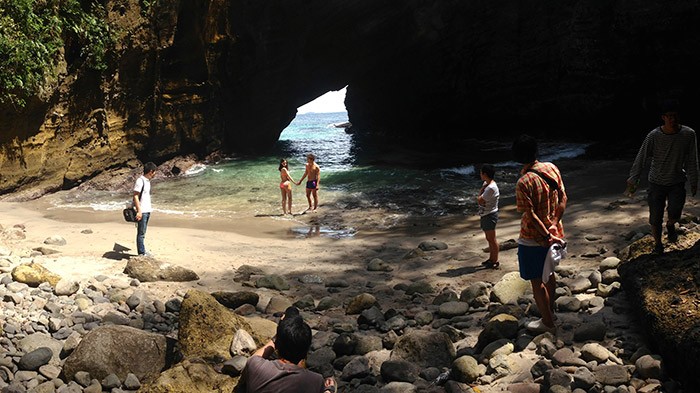 こちら、海辺撮影のワンシーン。この洞窟の写真は目次にて掲載しております。