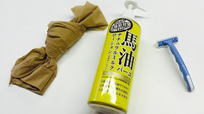 急な撮影に備えて引き出しに常備されている「ワッツイン」三種の神器（馬脂・パンスト・カミソリ）。馬脂は肌のテカリ出しに使います。