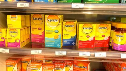 フランス出張でリサーチ。下段のビタミンＣ1000㎎を寝る前に２粒飲むとものすごく目覚めがいい。しかも、水に溶かすとオレンジ味の炭酸水になって美味しい。