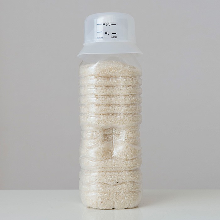 米を移したペットボトルにつけておくと、毎回計量カップを出すわずらわしさからも解放されます。