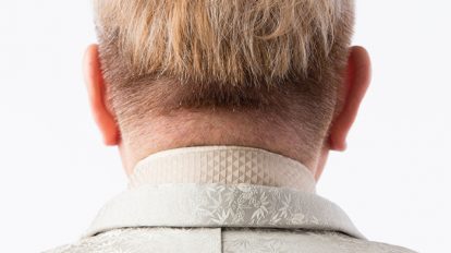 anan 1973号：Cover Story：金銀をバックに神々しさ倍増。今号も、江原さんが開運をナビゲート！ | こちらがスワロフスキー家紋です！　小ぶりのスワロが描く家紋なんて初めてお目にかかりました。輝きもひとしお。