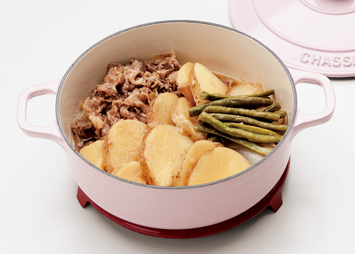 「肉じゃが」もシャスールの鍋で作ると、短時間で味がしっかり染み込む。