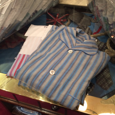 これが〈ターンブル&アッサー〉のパジャマ。袋に入っていてとてもかわいい。写真は、撮ったのですが……。