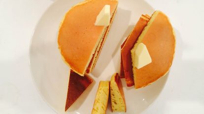 糖質カットを表現するために３分の２、２分の１、３分の１とどんどん小さくなっていくホットケーキ。プリンと違って重力に負けない美しい立ち姿。すべての食材、最後はスタッフでおいしくいただきました。