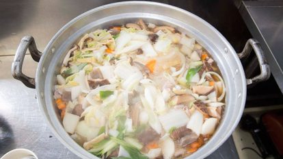 具沢山のちゃんこ鍋は業務用のどでかい鍋で。秘伝のタレの甘みが疲れた体に染みるのです。