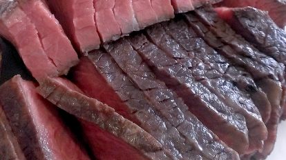 anan 1974号：Cover Story：キラッキラな長澤まさみさんと肉撮影！ | 赤身牛肉、見よ、この色艶！ でもすぐ皆の胃の府におさまってしまいました。ごちそうさまでした。。。