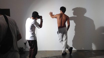 anan 1976号：From Editors：鈴木亮平さんの鍛え上げられた肉体美…やさしい表情とのギャップに萌え×100。 | 「ハダカで壁ドン」。この先に自分がいる、と想像してみてくださいね。きゃー♡