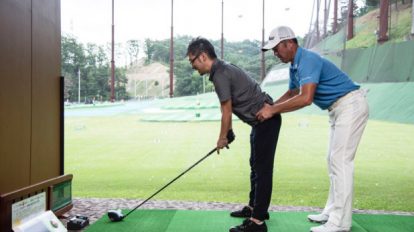 井殿プロに体幹の使い方を教わる、元飛ばし屋レフティーのクロダさん。