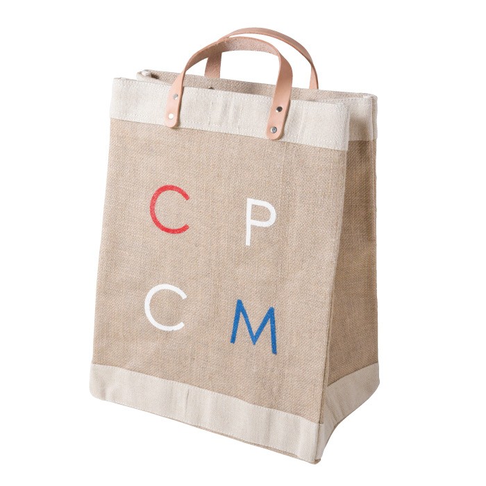 麻でできたマーケットバッグはカリフォルニア・APOLISとのコラボレーションモデル。APOLIS×CPCM ジュート トート1万2000円。