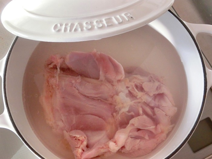 リーズナブルな鶏胸肉をお湯につけてしっとり仕上げます。