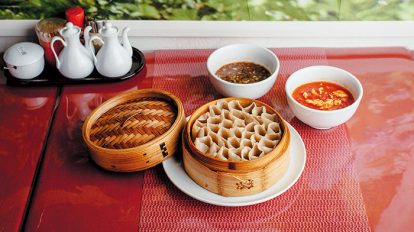 「莜麺栲栳栳」￥580　『山西亭』は麺好きはもちろんお酢好きにもオススメ！　山西省の料理はお酢を多用する特徴があり、黒酢を効かせた甘酸っぱい料理がずらり。