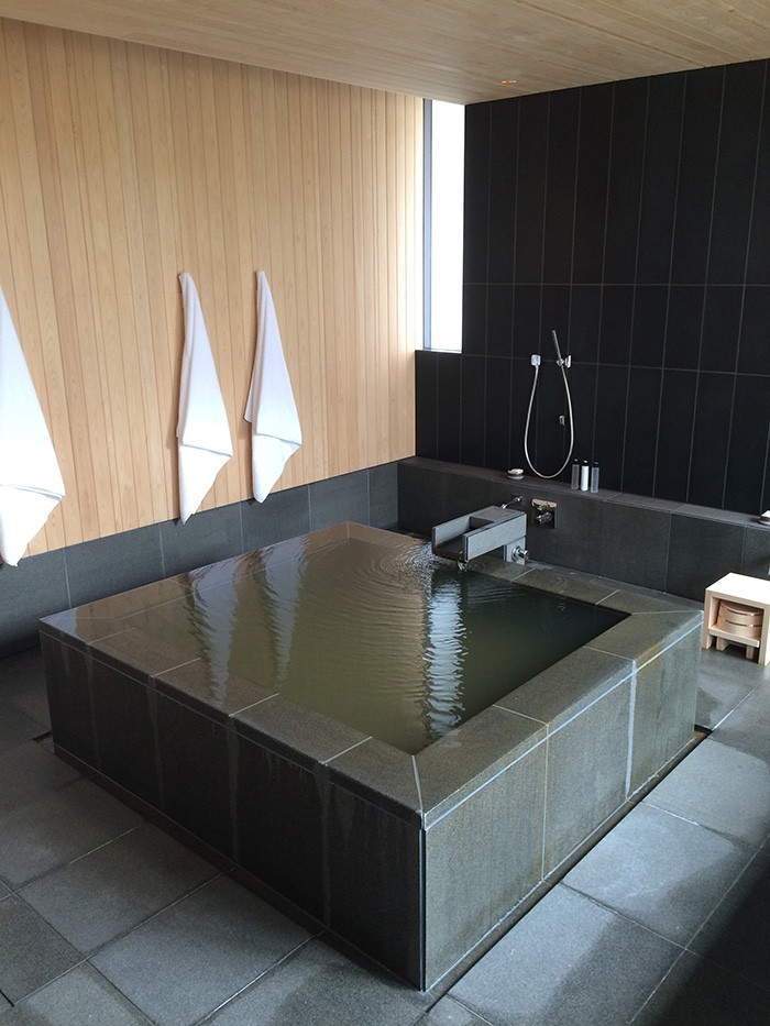 客室に引かれた温泉。全客室に温泉完備。アマンで温泉、は世界初。