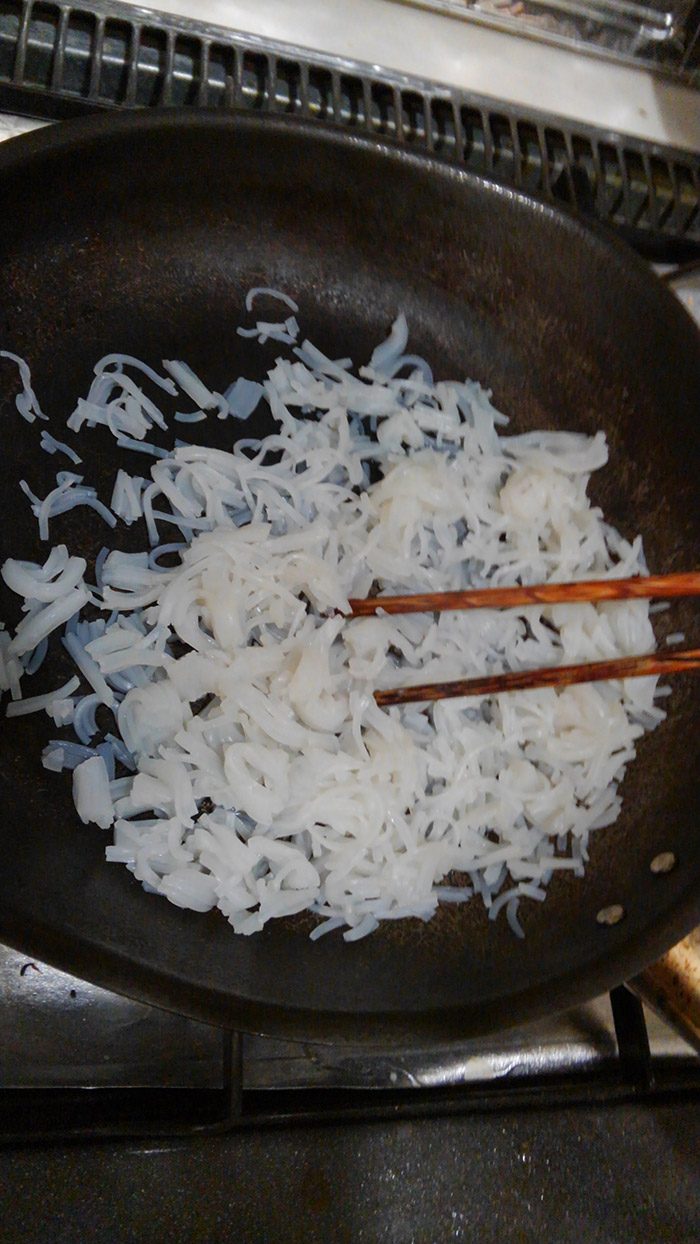 米を炊くときには、炒めたシラタキを加えて糖質オフ。 色も味も、まったく違和感ありません。やってTRY。
